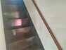 【リフォーム後写真】1階と2階を繋ぐ階段です。塗装、クロス張替え、手摺新設、等を行いました。手摺があるので、安全に昇り降りして頂けます。