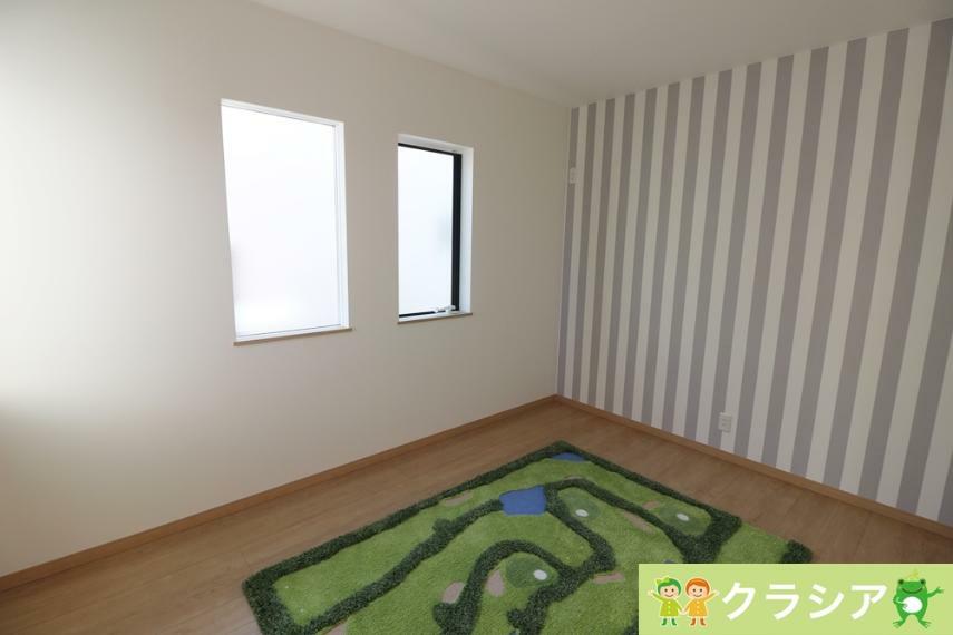 子供部屋 6.0帖の洋室です。飾りすぎない室内は、快適に過ごせる空間を自分自身で創り出すことできますね（2022年1月撮影）