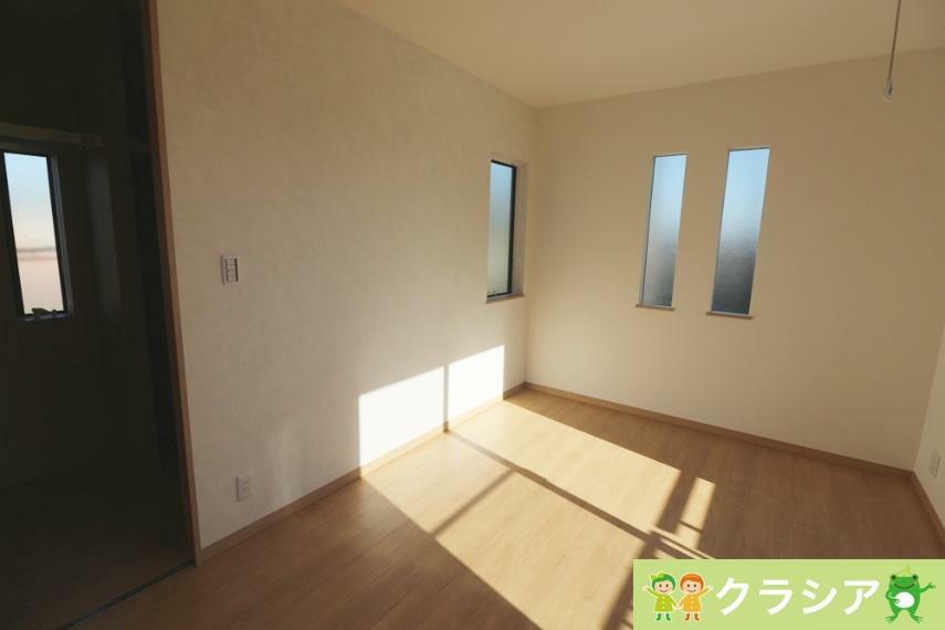 寝室 6.0帖の洋室です。窓からたっぷりと陽光が射し込み、気持ちのいい朝を迎えられますよ（2022年1月撮影）