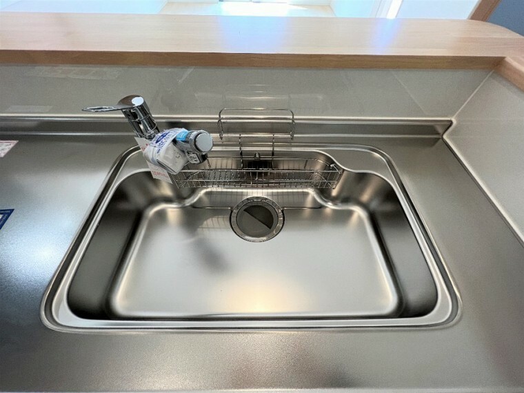 キッチン シンクは全面エンボス加工が施されており、水がはねる音や食器が当たる音を大幅に軽減します。