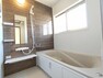 浴室 【リフォーム済】お風呂は解体して追い炊き機能付き一坪タイプのLIXIL製ユニットバスに入れ替えました。ベンチタイプの浴槽なので半身浴やお子様と対面で入浴するのに最適です。