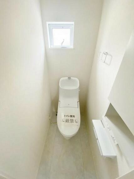 トイレ ウォシュレット機能付で清潔・快適 　窓付きで明るい空間です。