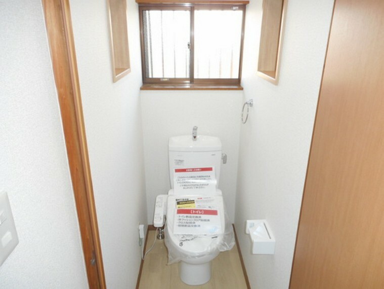 トイレ 白いシンプルなデザインのトイレ。温水洗浄機能付き。