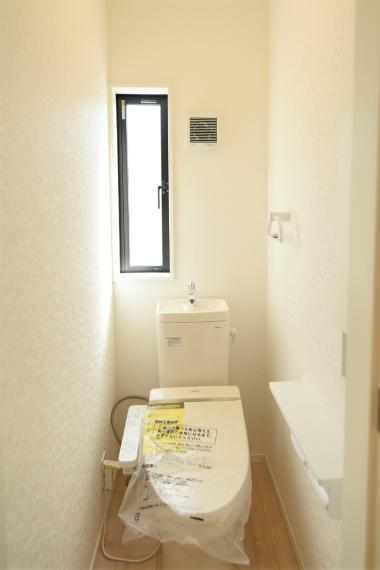 トイレ 温水洗浄便座仕様。小窓があり明るく通気性のあるトイレ