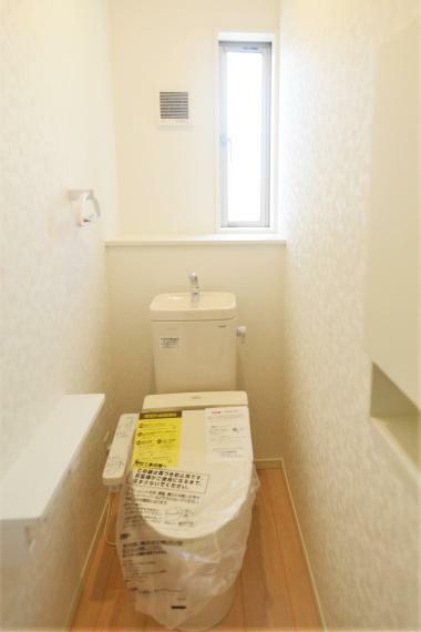 トイレ 温水洗浄便座仕様。小窓があり明るく通気性のあるトイレ