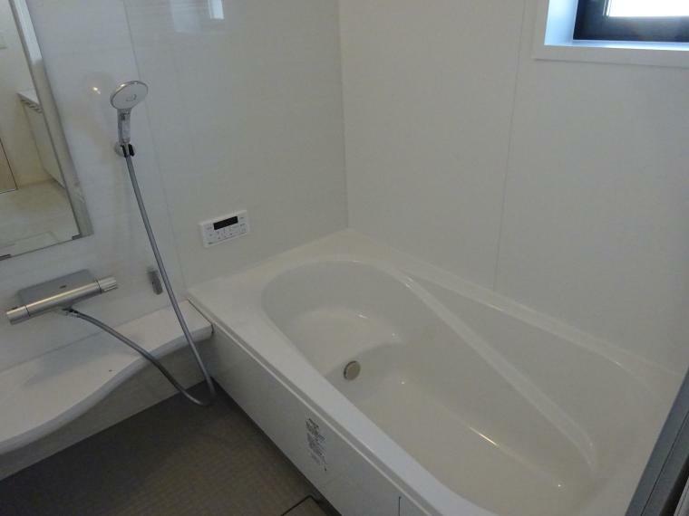 浴室 暖房、換気乾燥機能付きの浴室です。 浴室のサイズは1.6m×1.6mです