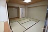 和室 和室は約8.0帖。リビングと繋げて使うこともできますし、仕切って個室にすることも出来るお部屋です！押入もあるので収納豊富な設計！