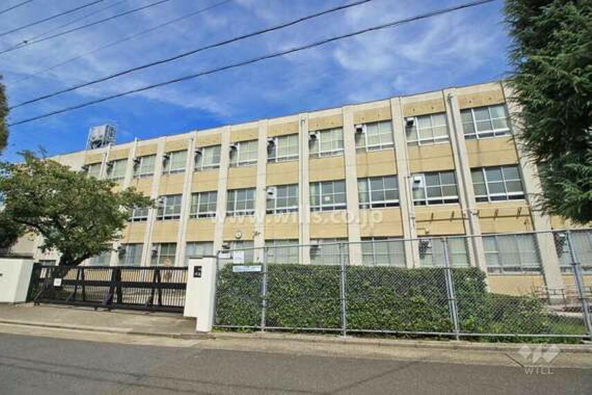 中学校 1947年（昭和22年）に開校しましたが、校舎は1949年（昭和24年）に完成。その間は広路小学校で授業が行われていました。