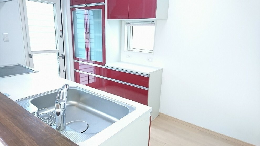 キッチン キッチンです。食器収納棚が赤色でアクセントが効いています。
