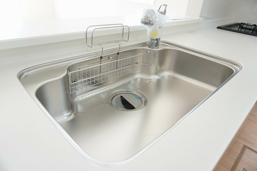 キッチン 同仕様写真。大きめの鍋も洗える使い勝手の良い異形シンク。水はねの音や食器が当たる音を大幅に軽減する静音仕様です。