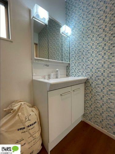 同仕様写真（内観） 施工例写真　シャワー付き三面鏡洗面台。上部にも収納スペースがあり、小物がスッキリ片付きます