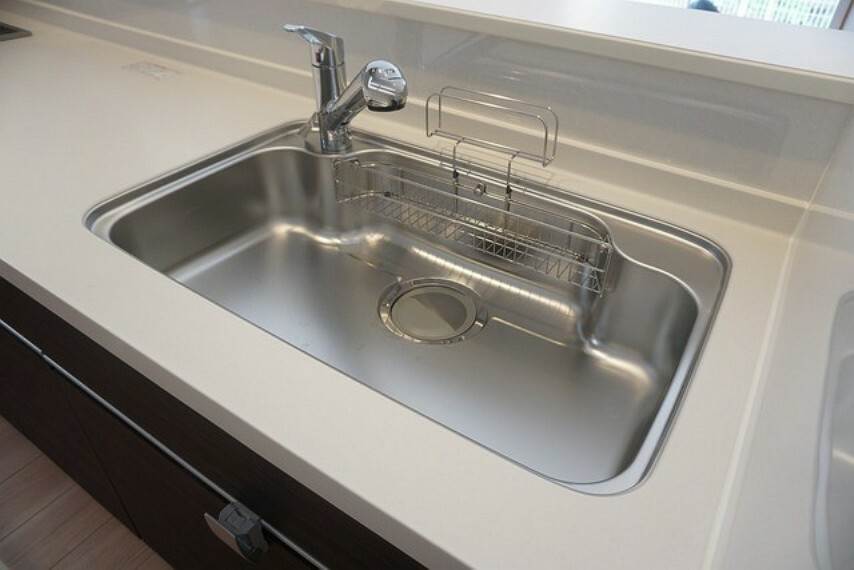 キッチン 同仕様写真　大きめの鍋も洗える使い勝手の良い異形シンク。水はねの音や食器が当たる音を大幅に軽減する静音仕様です。