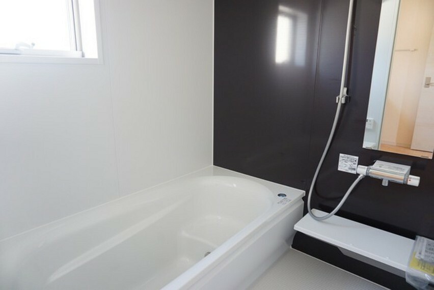 浴室 同仕様写真　洗い場の床は、乾きやすく、滑りにくい快適仕様、水はけが良く、カビの発生を軽減できます。浴槽内ステップで半身浴や親子入浴もたのしめます。