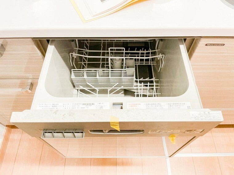 【ビルトインタイプ食器洗乾燥機】手洗いに比べ節水効果が高く、食器の洗浄から乾燥まで、食後の水仕事を軽減します。