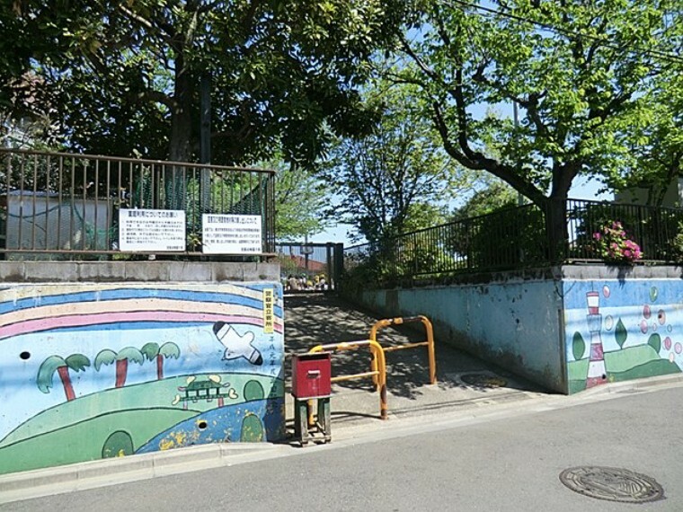 幼稚園・保育園 宝島幼稚園（週3回の異年齢クラスで異なる学年の子供たちが同じカリキュラムを学び、週1回同年齢クラスで学びます。）