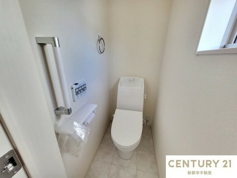 トイレ ペーパーホルダーが便利な2連式。手摺も付いてますので、立ち上がりの際にも便利です。