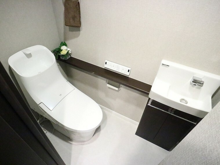 トイレ その場ですぐに手を洗える手洗いカウンター付きのトイレ。