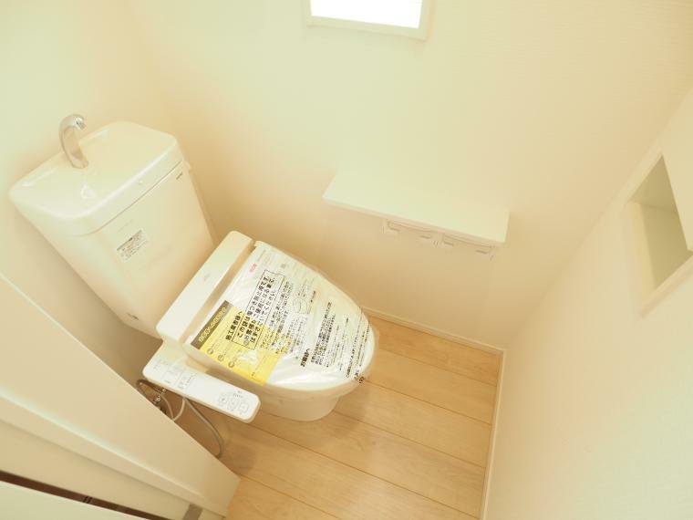 トイレ 【トイレ】 温水洗浄機能付きトイレ。