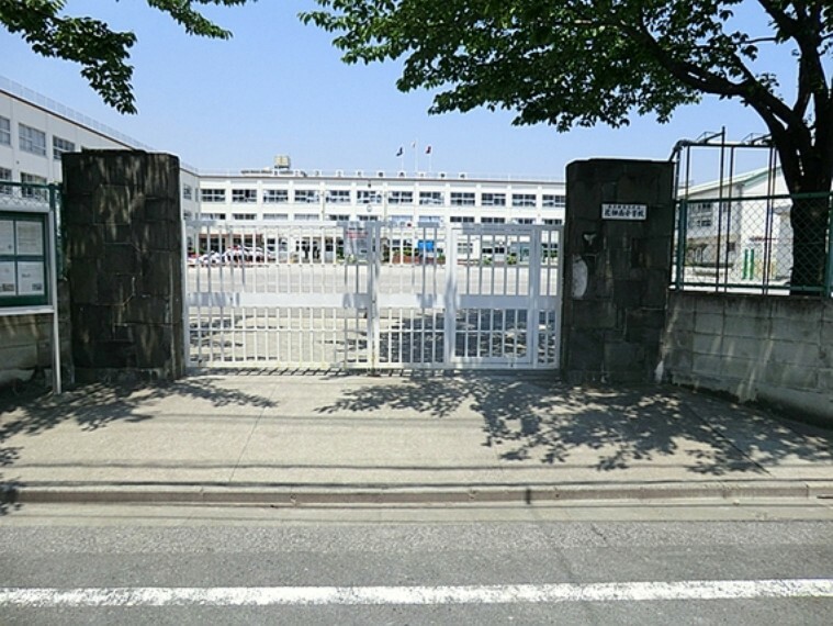 小学校 本校は昭和46年4月1日に開校