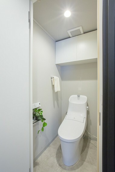 トイレ 温水洗浄便座付トイレ。上部には収納スペースを設置しており、トイレットペーパーや掃除用品が収納可能。