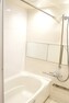 浴室 一日の疲れを癒す真っ白な浴室。横長のミラーにより、空間が広く見えますね＾＾雨の日の洗濯も安心。ランドリーパイプ付きです。