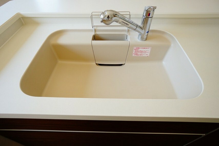 キッチン 広々とした凸型シンクに洗剤ポケットを標準装備。大きなお鍋など洗いやすいです。洗剤や石鹸、スポンジもすっきりできる収納付き。