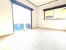 【リフォーム済】2階洋室6帖の写真です。床重ね張り・クロス張替え・照明交換・木部塗装を行いました。2面採光なので、明るくほっこりとした空間ですよ。