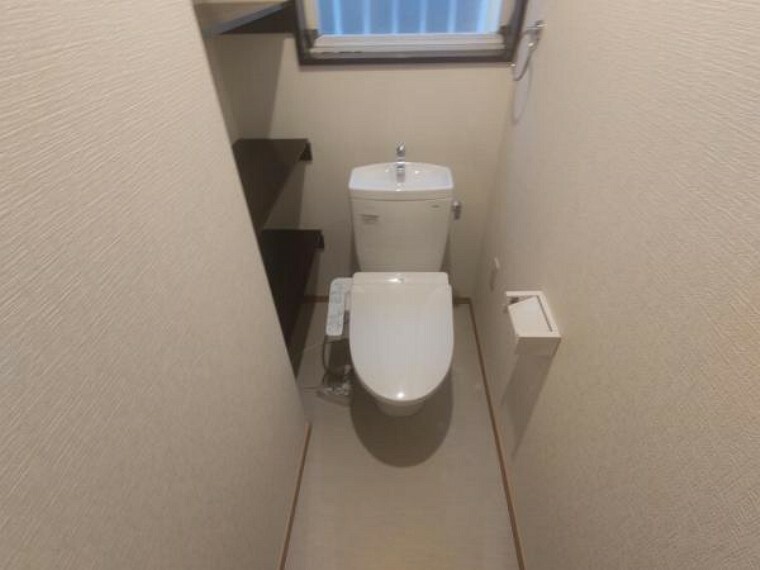 トイレ 【リフォーム済】1階のトイレはTOTO製の温水洗浄機能付きに新品交換しました。表面は凹凸がないため汚れが付きにくく、継ぎ目のない形状でお手入れが簡単です。節水機能付きなのでお財布にも優しいですね。