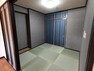 【リフォーム後写真】和室は畳の変更、クロスの張替え等を行いました。全体の雰囲気を損なわないようモダンデザインで仕上げています。