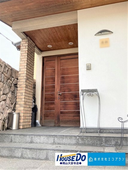 共用部・設備施設 木目調のドアがお家の中のセンスの良さを想像させます！家の中に入る時一番最初に目に付く場所だからこだわりたいですよね　