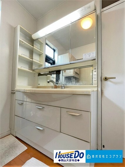 洗面化粧台 ゆとりの洗面スペースで朝の身支度も快適スムーズに。鏡の裏と横にはたっぷりと収納スペースを装備　