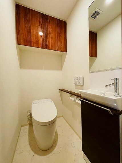 トイレ ウォシュレット仕様の一体型多機能トイレです。 お手洗い場付きのハイグレード仕様！