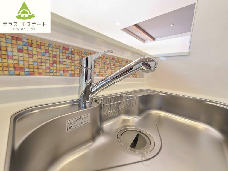 キッチン 浄水器一体型の水栓です。（浄水カートリッジ有料）蛇口も伸びてお掃除ラクラクです。