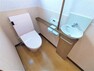 トイレ 【リフォーム済】2階トイレもキレイにクリーニングしました。壁には調湿機能と気になるにおいを低減する機能を兼ね備えた壁材が使用されています。