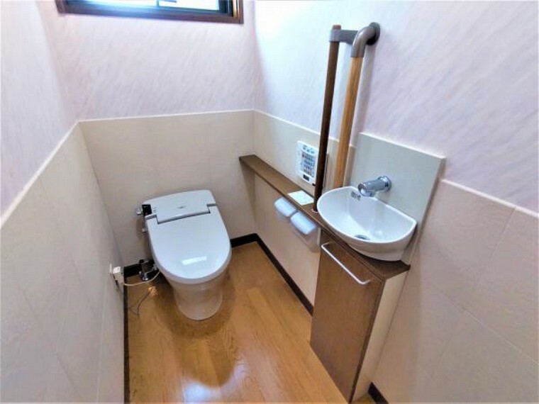 トイレ 【リフォーム済】1階トイレもクリーニングしました。壁には調湿機能と気になるにおいを低減する機能を兼ね備えた壁材が使用されています。タンクレスのスッキリとしたデザインでお掃除も負担になりませんね。