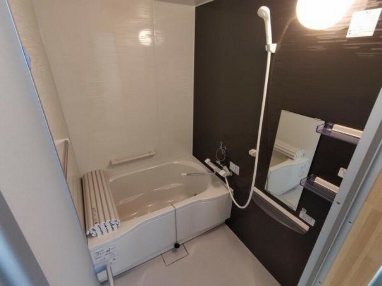 浴室 【同仕様写真】浴室はハウステック製の新品のユニットバスに交換します。浴槽には滑り止めの凹凸があり、床は濡れた状態でも滑りにくい加工がされている安心設計です。
