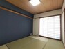 【リフォーム済】リビング併設の和室です。畳はカビが発生しにくい和紙畳に表替えを行いました。