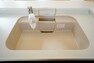 キッチン 同仕様写真。大きめの鍋も洗える使い勝手の良い異形シンク。水はねの音や食器が当たる音を大幅に軽減する静音仕様。