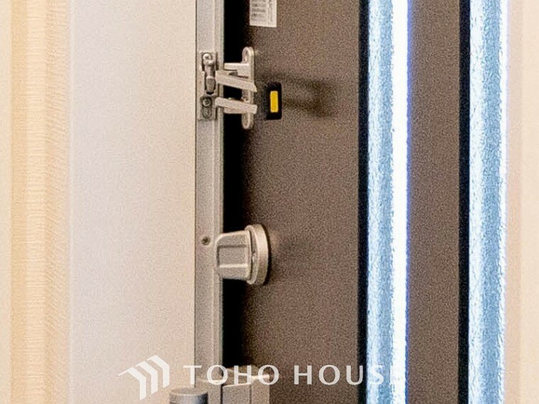 防犯設備 玄関鍵外出時も安心、玄関鍵。