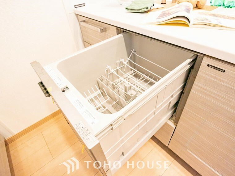 食器洗浄乾燥機手洗いに比べ節水効果が高く、食器の洗浄から乾燥まで、食後の水仕事を軽減します。