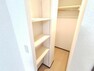 収納 【リフォーム後】2階南側洋室6帖に収納スペースを新設しました。可能式の棚とポールがあり、お洋服や物を置くことができます。