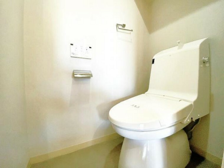 トイレ 最新型のウォシュレット完備トイレ！においや汚れが付きにくいです！