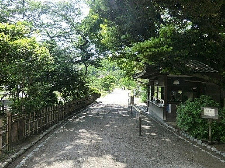 公園 三渓園 17.5haの敷地に17棟の日本建築が配置されている。園内にある臨春閣や旧燈明寺三重塔など10棟は重要文化財に指定。梅や桜、ツツジ、紅葉などの名所として知られる観光スポット。