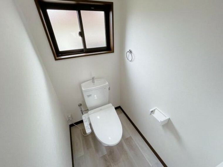 トイレ 【リフォーム済】トイレは新品交換致しました。床クッションフロア張替え、照明交換、天井壁クロス張替えを行いました。