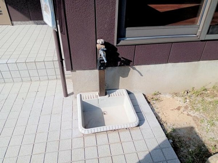 【リフォーム済】玄関横には外水栓が付いています。