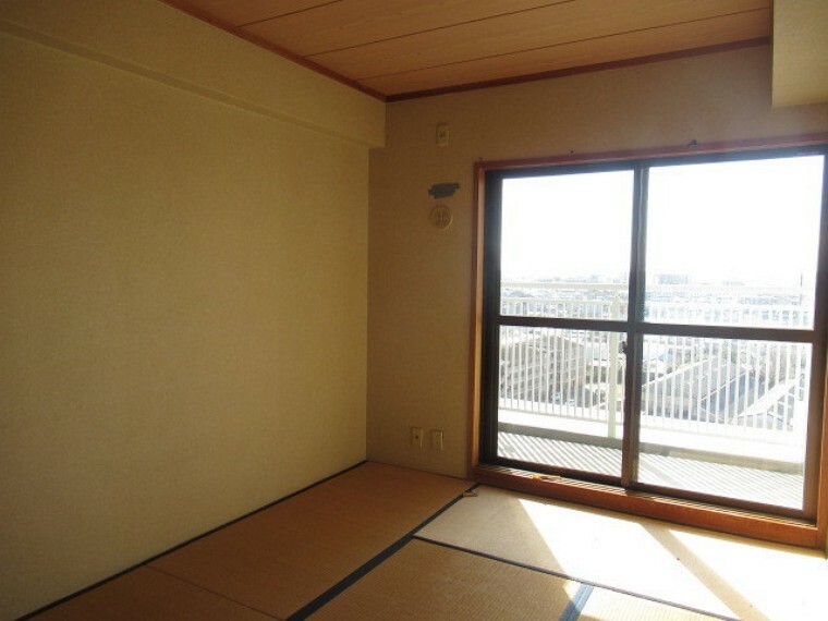 和室 6畳の和室です。南向きの大きな窓から日差しがたっぷり降り注ぎます。2022年1月21日　撮影）