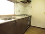 キッチン シンク下に収納スペース、シンク上には棚があり、キッチンを広くお使いいただけます。（2022年1月21日　撮影）