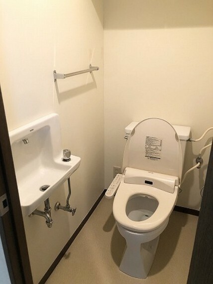 トイレ 手洗い場付きのトイレです。 2018年抗菌壁材塗布済み