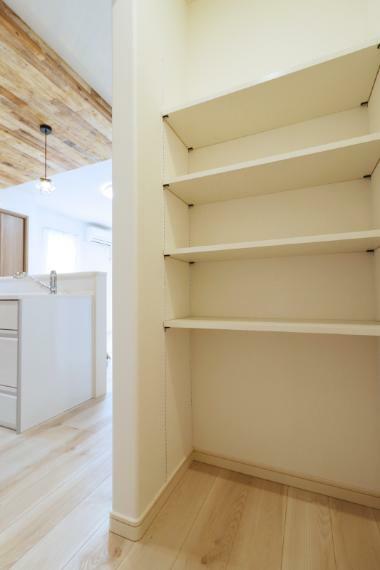 収納 〈O棟　キッチン〉パントリーは両サイドに可動式の棚がついています。（写っているのは片側です）　食品のストックや大きな調理器具も楽ラク収納できます！