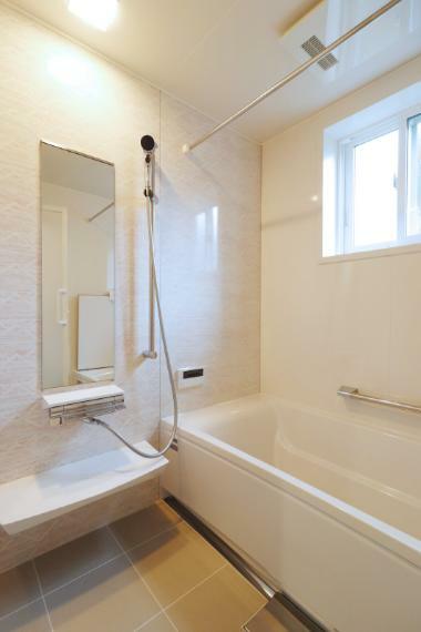 浴室 〈O棟　浴室〉タカラのホーロークリーン浴室パネルはお手入れ簡単で毎日のお掃除も楽ラク！浴室暖房乾燥機付きなので、雨の日や急ぎのお洗濯も困りません。